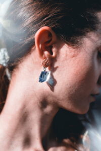 Pendientes-Caliope_azul_en_Modelo_Tejeluz
